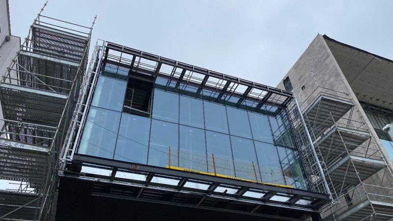 Yeni Atatürk Kültür Merkezi'nin dış cephesi camla kaplandı