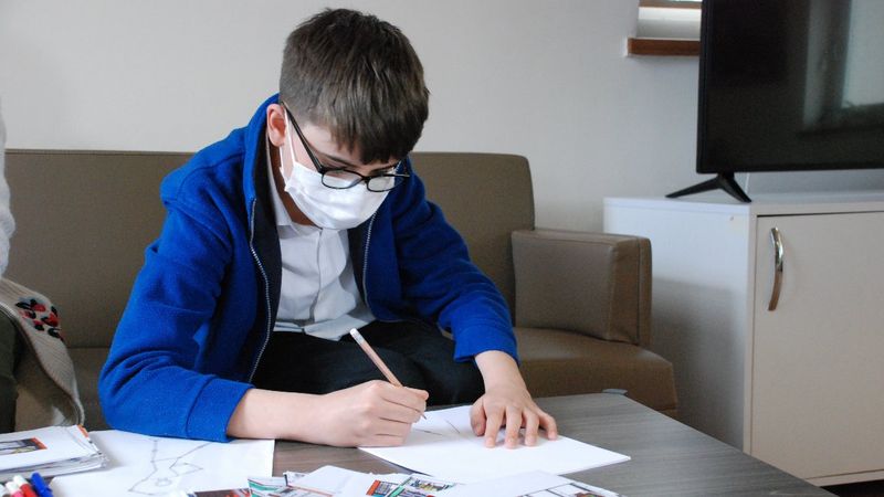 İzmir'de 5 yaşına kadar kalem tutamayan Ali Kerem, karikatür çiziyor