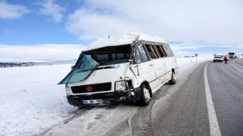 Aksaray’da buzlanma nedeniyle işçi servisi devrildi : 18 yaralı