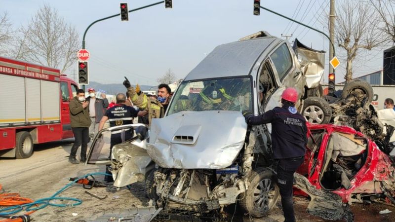 Bursa'da freni boşalan tır çok sayıda araca çarptı