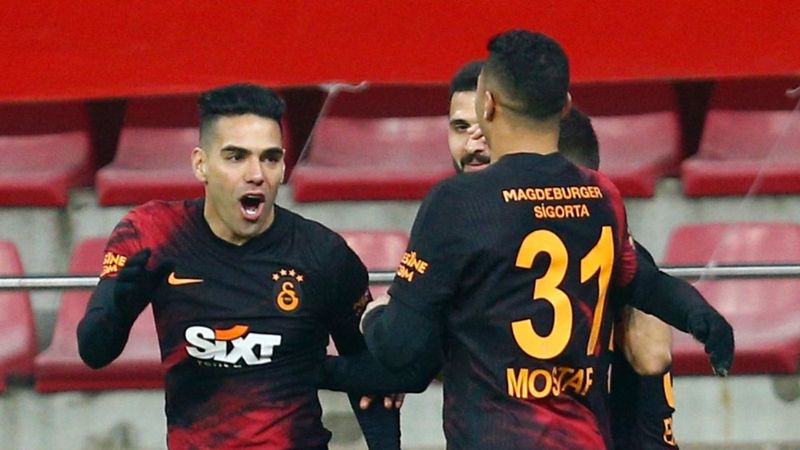 Radamel Falcao gollerle döndü