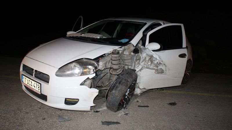 Çanakkale’de iki otomobil çarpıştı: 1 yaralı