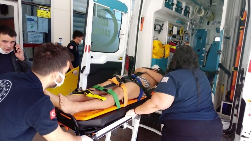 Bursa'da 300 kiloluk makinenin altında kaldı