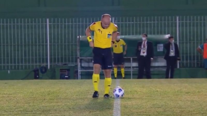 Brezilyalı hakem sahada altına işedi