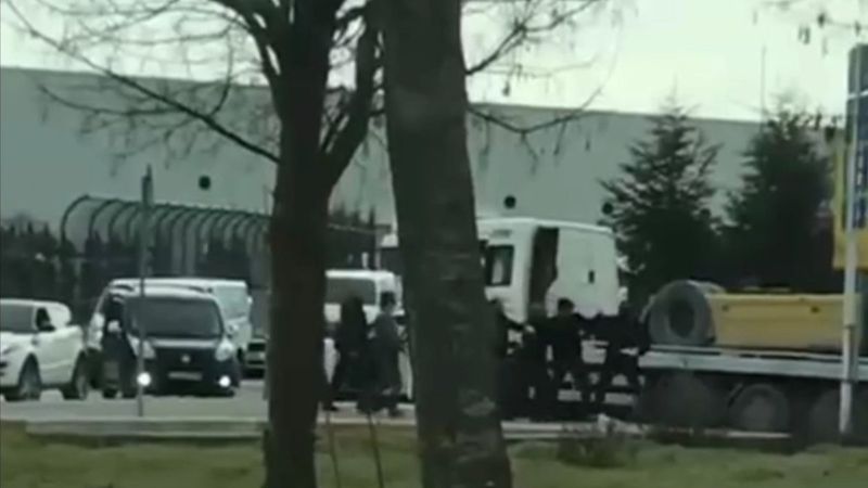 Ataşehir'de trafikte yol verme kavgasını çevredekiler ayırdı