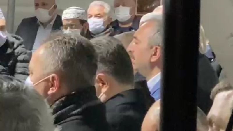 Adalet Bakanı Abdulhamit Gül, taziye ziyaretinde Kur'an-ı Kerim okudu