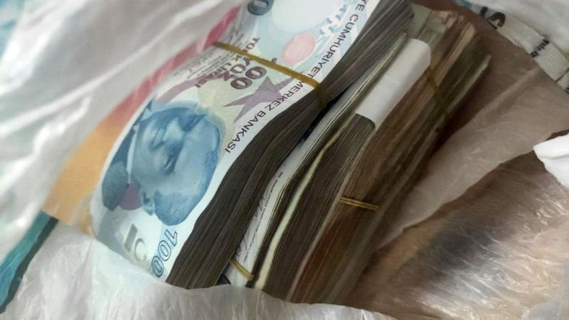 Mersinde lokantada unutulan 37 bin lirayı sahibine teslim etti