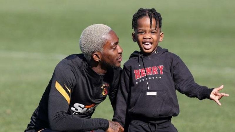 Henry Onyekuru oğluyla birlikte Florya'da