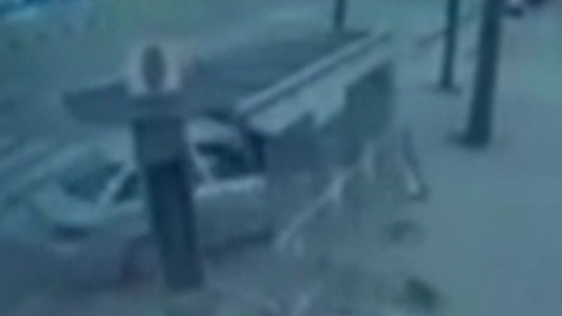 Bağcılar'da ışık ihlali yapan sürücü durağa daldı