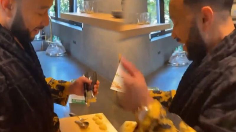 John Legend ödülünü sarımsak doğrayarak kutladı