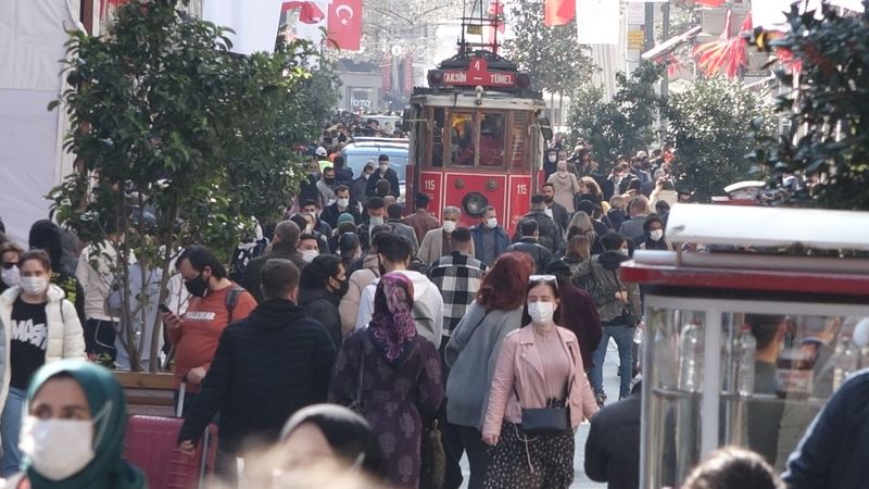 İstiklal Caddesi'ne girişler yoğunluk nedeniyle kapatıldı 