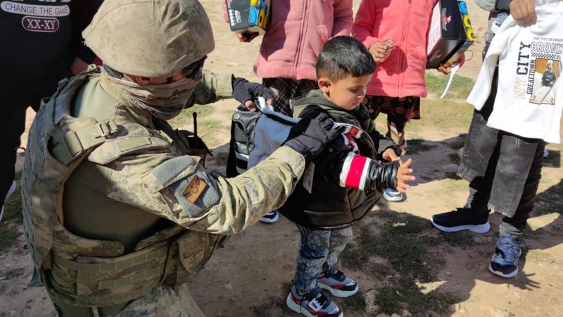 Mehmetçik'ten Barış Pınarı bölgesindeki çocuklara giyim yardımı