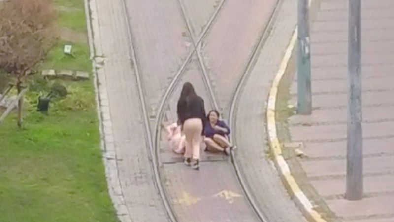 Antalya'da iki turist rayların arasına uzanıp fotoğraf çektirdi