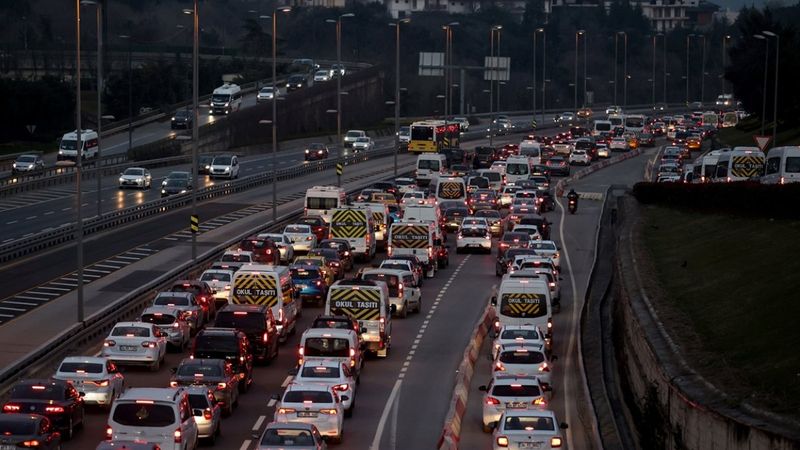 İstanbul'da kısıtlama sonrası trafik yoğunluğu oluştu
