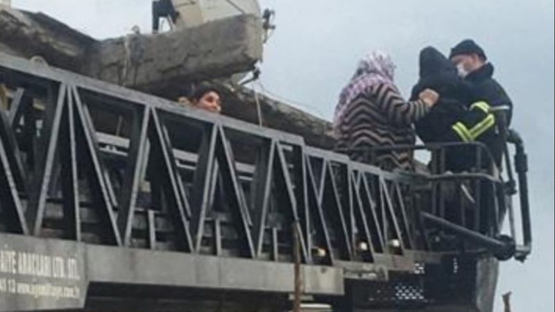 Çanakkele'de merdiveni çöken evde mahsur kalanlar kurtarıldı