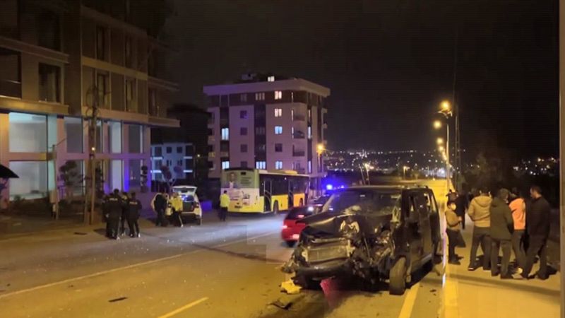 Sultanbeyli'de İETT otobüsü ile otomobil çarpıştı