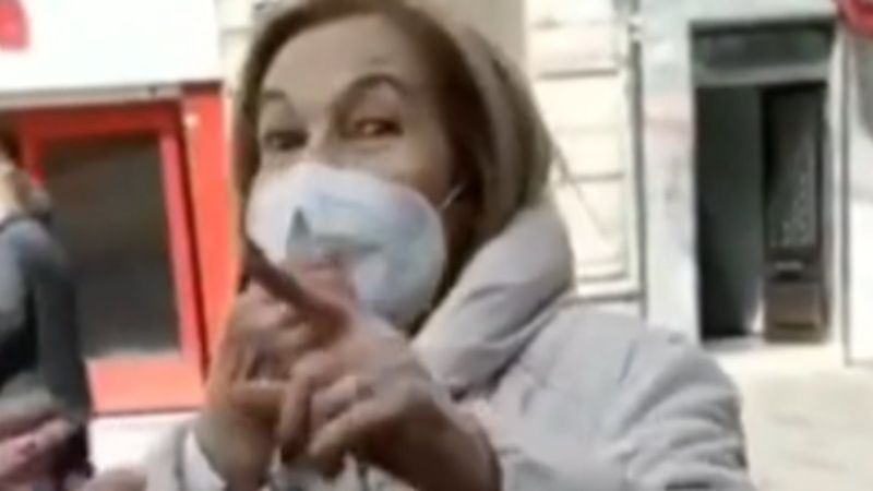 Taksim'de çarşaflı gençlere sözlü saldırı