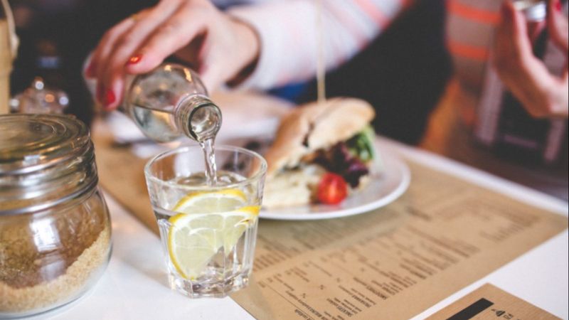 Yemeğin yanında su içmemek için 5 neden