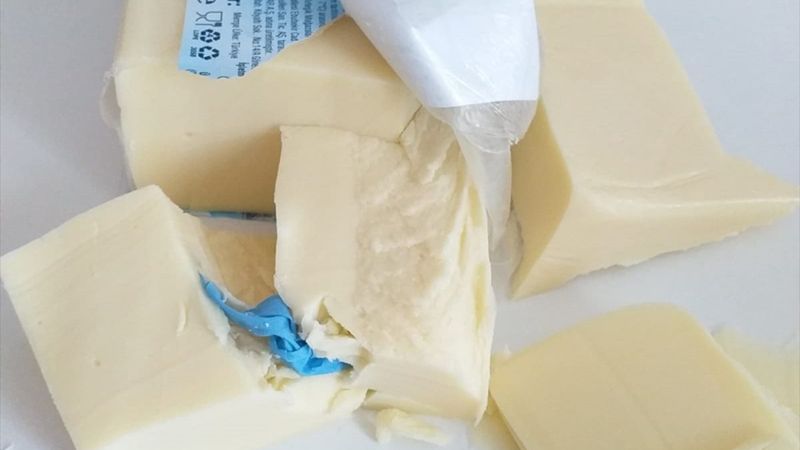 Kocaeli'de marketten aldığı kaşar peynirinden eldiven çıktı