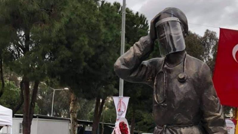 CHP'li İzmir Büyükşehir ve Karşıyaka Belediyesi'nden yeni heykel