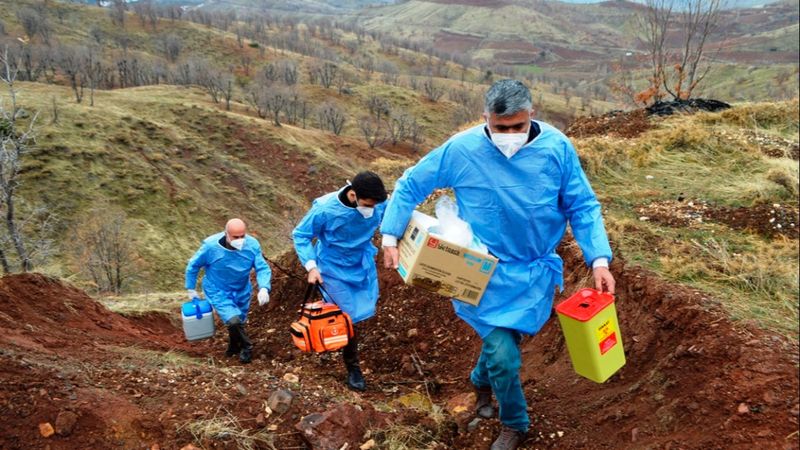 Adıyaman'da aşılama ekipleri, zorlu şartlarda köylere ulaşıyor