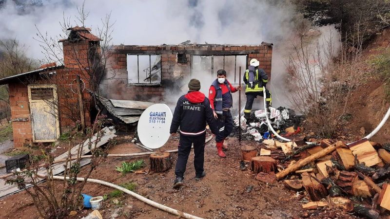 Denizli'de kaçak elektriği kesilince sinirlenip evini yaktı