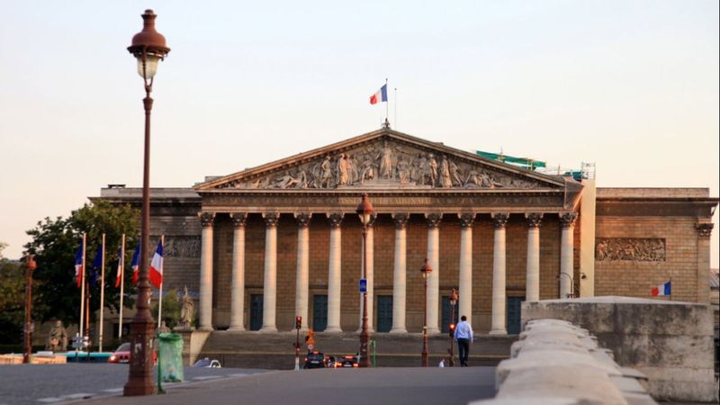 Fransız vekiller cinsel ilişki yaşını onayladı