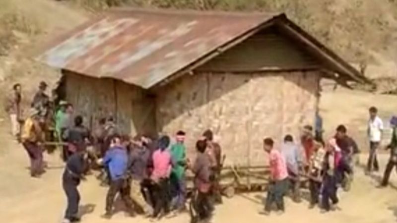 Hindistan'da ev taşıyan köylüler