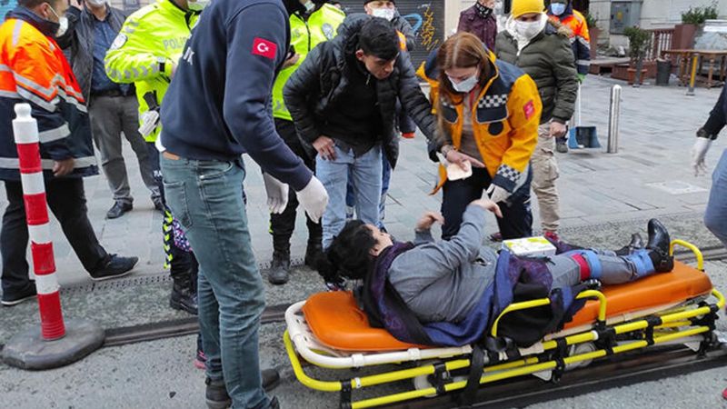 İstiklal'de 3 kişinin bindiği motosiklet kaza yaptı