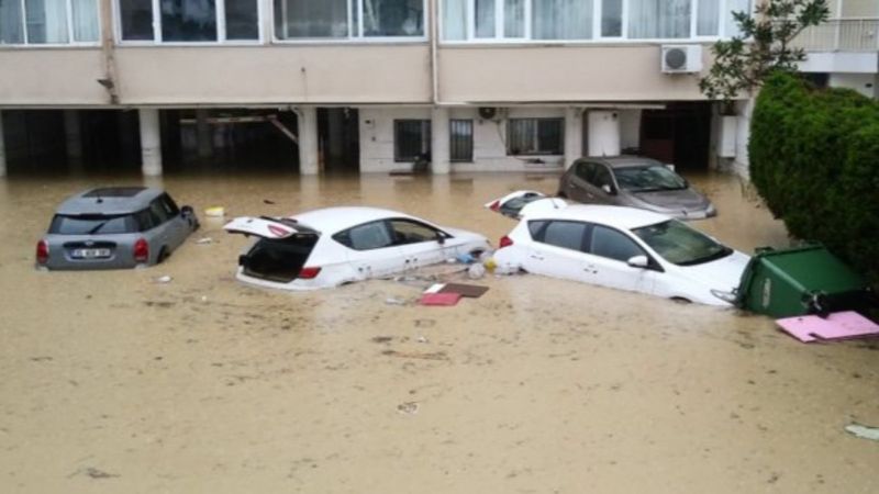 İzmir'de selden etkilenen 1228 aileye nakdi yardım dağıtılıyor