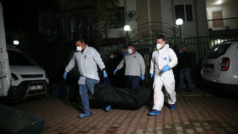 Antalya'da aynı aileden 4 kişi vurulmuş halde bulundu