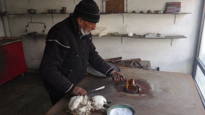 Balıkesir'de kalay ustaları çırak bulmakta zorlanıyor