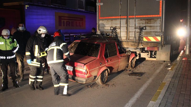 Kocaeli'de kamyonun altına giren sürücü yaralandı