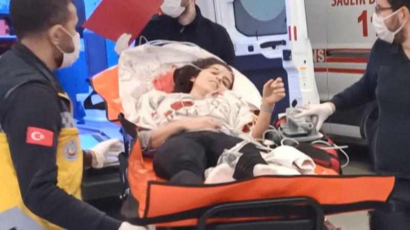 Esenyurt'ta silahla canlı yayın yapmaya çalışan genç kız, yanlışlıkla kendini vurdu