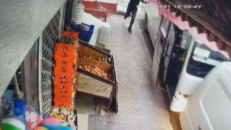 Sultangazi'de freni boşalan midibüs araçlara çarptı