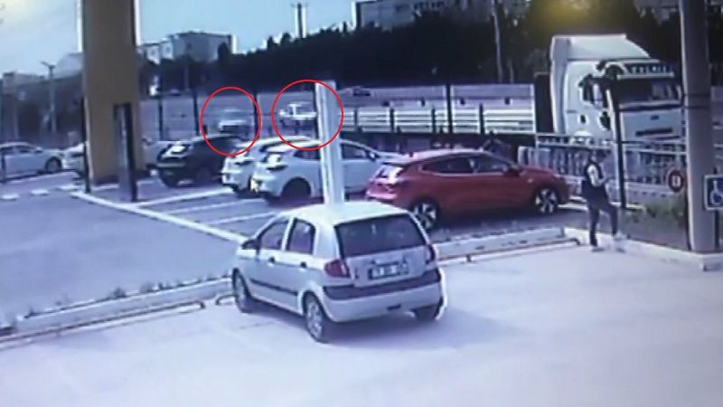 Yalova'da kontrolden çıkan araç tıra saplandı