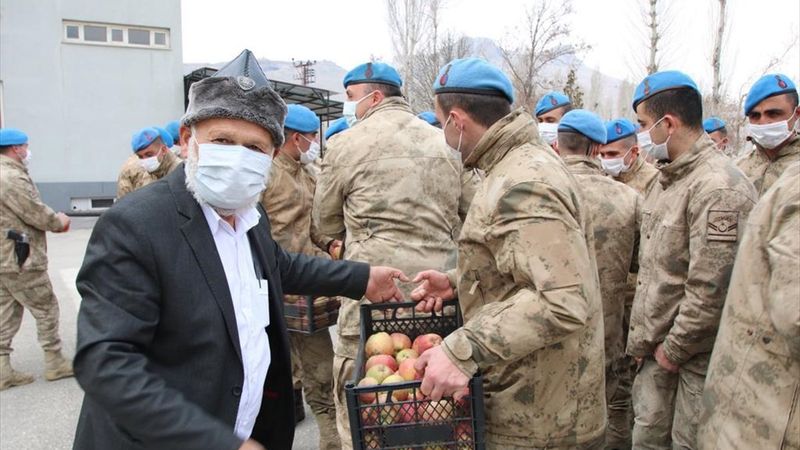 'Elmacı Dede'den Van'daki Mehmetçik'e destek