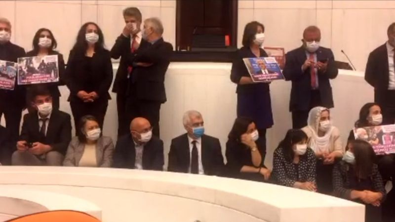 HDP'li vekiller Meclis'te eyleme başladı
