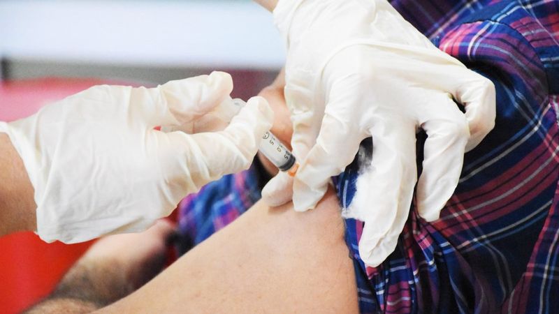 İki doz aşı olanlara karantina uygulanmayacak