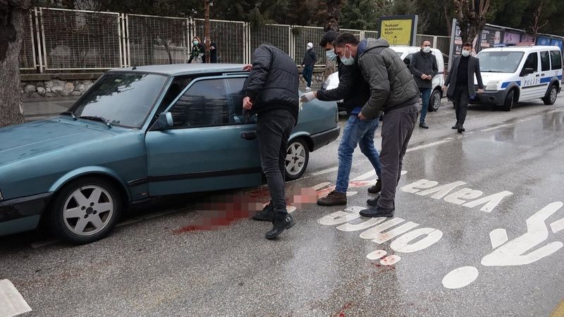 Çorum'da boşanma davasından çıktı, eşinin bulunduğu araca ateş açtı