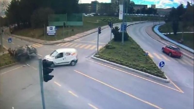 Samsun'da kazada savrulan otomobilin kadınlara çarptığı anlar