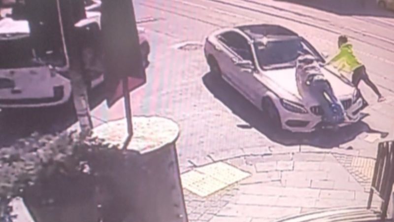 Güngören'de iki kişiye çarpan otomobil kamerada