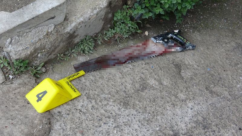 Pendik'te esnaf baba ve oğlu testereli saldırıya uğradı