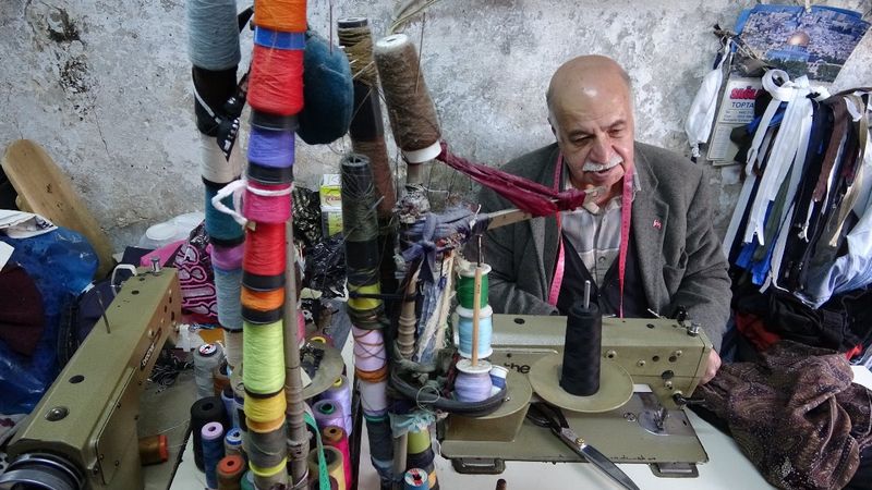 Mardin'de 4 çocuğuyla birlikte eşini de okuttu