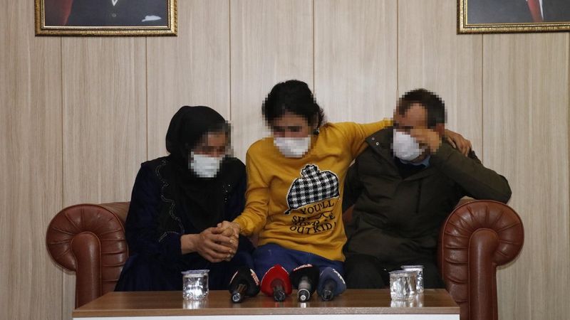 Mardin'de iki aile PKK'dan kaçan evlatlarına kavuştu