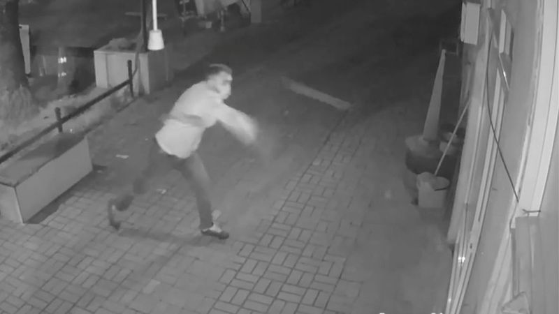 Manisa'da camı kırıp telefonları çalan hırsız kamerada