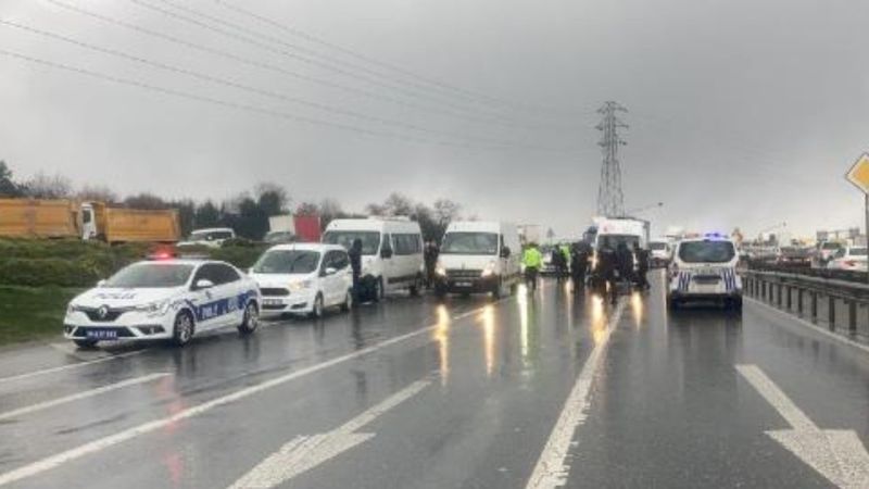Arnavutköy'de polisleri taşıyan minibüs kaza yaptı