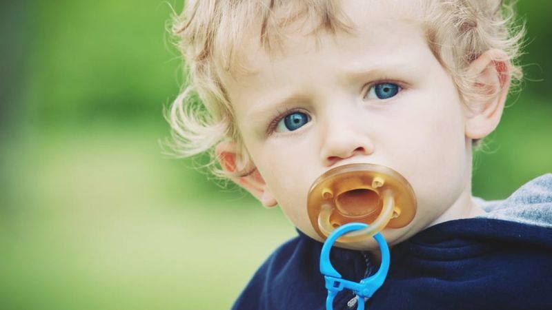 Uzun süreli emzik kullanımı diş yapısını bozuyor