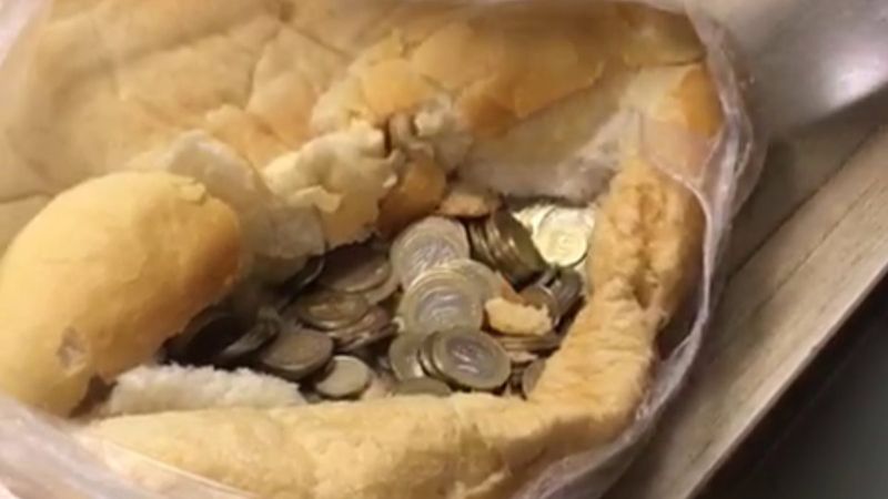 Sivas'taki dilencinin ekmeğinin arasından bozuk paralar çıktı