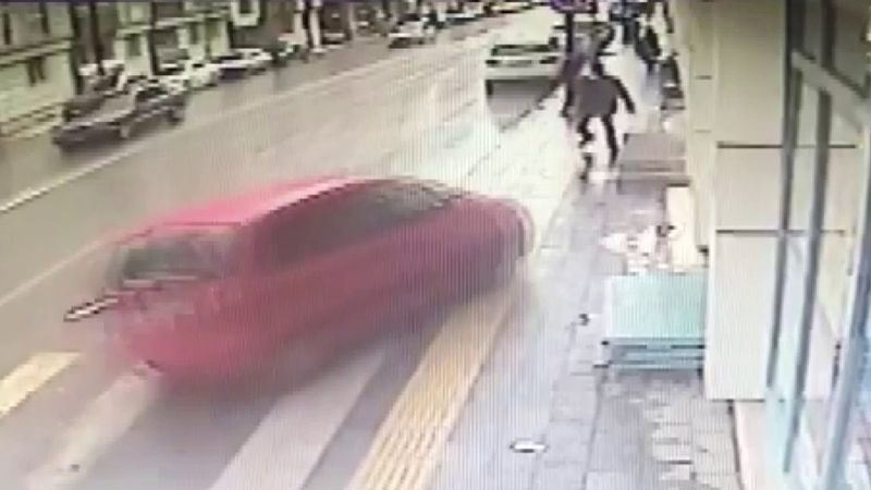 Sivas'ta otomobilin altında kalmaktan son anda kurtuldular